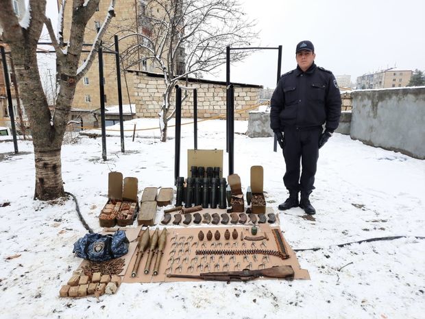 Polislər Şuşada silah-sursat aşkarladılar - FOTO