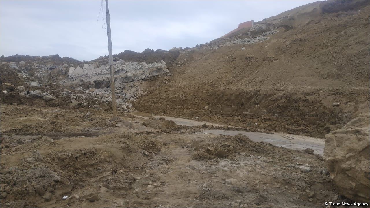 Badamdarda yenidən torpaq sürüşməsi baş verdi - FOTO