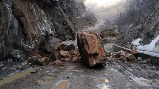 Tovuzda yola düşən qaya parçaları kəndlərlə əlaqəni kəsdi