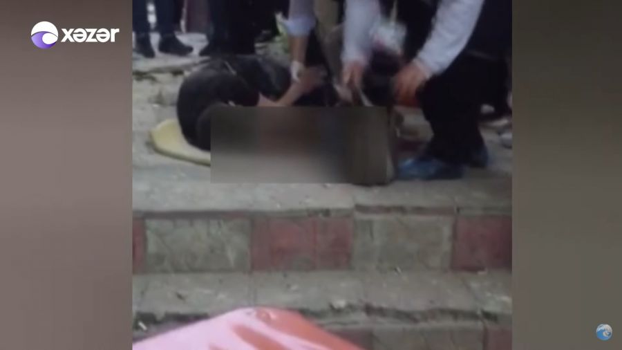 Bakıda binanın fasadından qopan daş uşağın başına düşdü - VİDEO