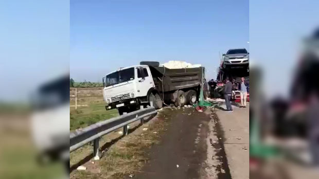 Bakı-Qazax yolunda ağır qəza: TIR yük maşınına çırpıldı - VİDEO