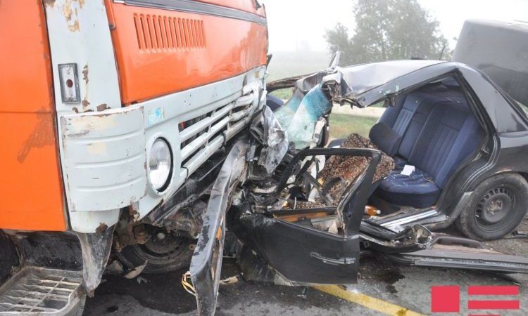 Bakıda yük maşını ilə "Hyundai" toqquşdu - VİDEO
