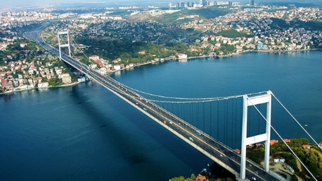 İstanbul boğazında qəza: saatlarla tıxac yarandı