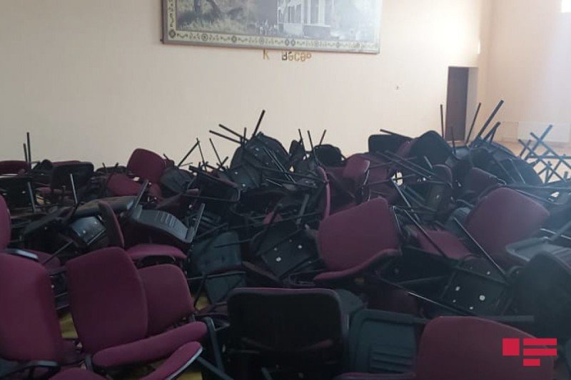 Azərbaycanda məktəbə HÜCUM OLDU - FOTO