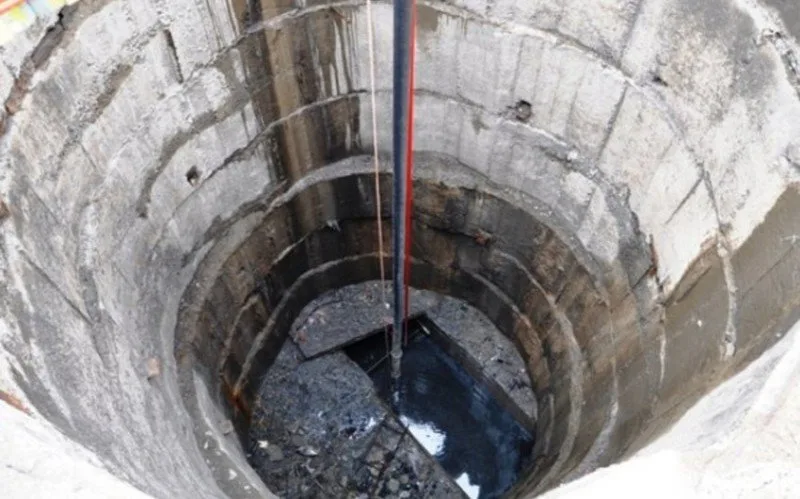 Qazıntı işləri aparan şəxs 5 metrlik çuxura düşdü - Sağ qaldı