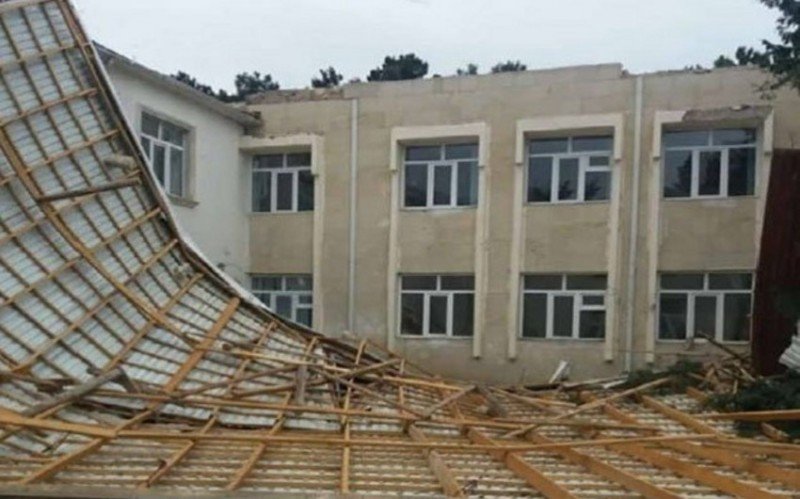 Bakıda məktəb binasının damı uçdu