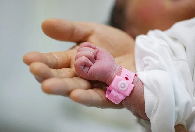 Bakıda 15 yaşlı qız uşaq dünyaya gətirdi - Özü və körpəsi öldü