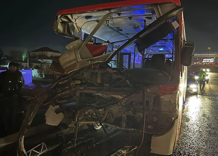 Sərnişin avtobusu kommunal xidmət avtomobili ilə toqquşub -FOTO