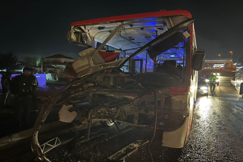 Bakıda avtobus qəzası: xəsarət alanlar var - FOTO