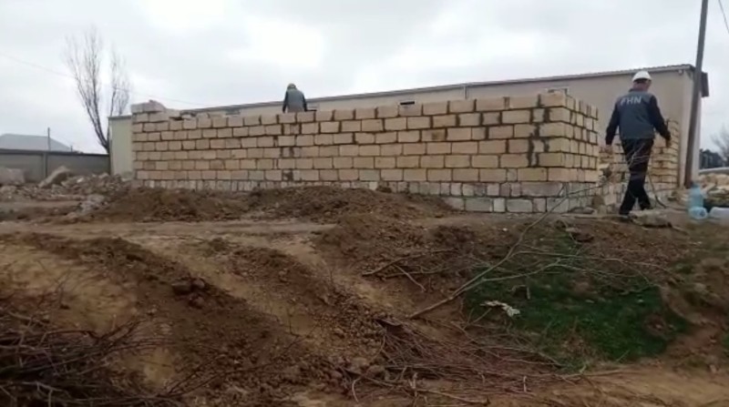 Biləsuvarda qanunsuz tikintinin qarşısı alındı - VİDEO