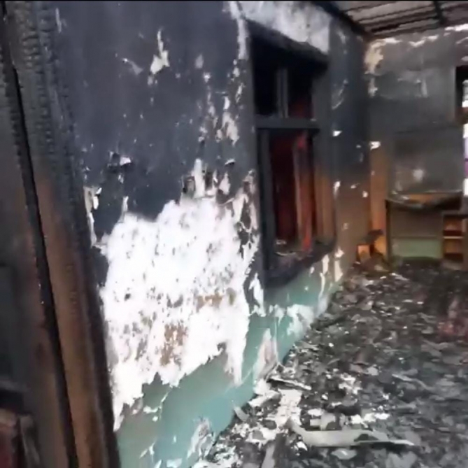 İkimərtəbəli ev yanıb külə döndü - FOTOLAR