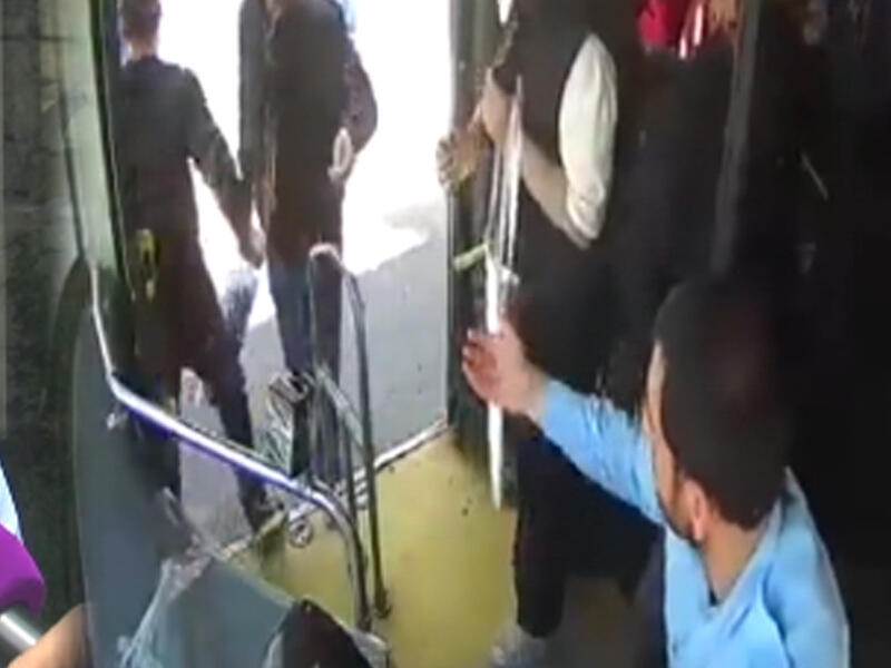 Sumqayıtda sərnişin avtobus sürücüsünü belə döydü - VİDEO