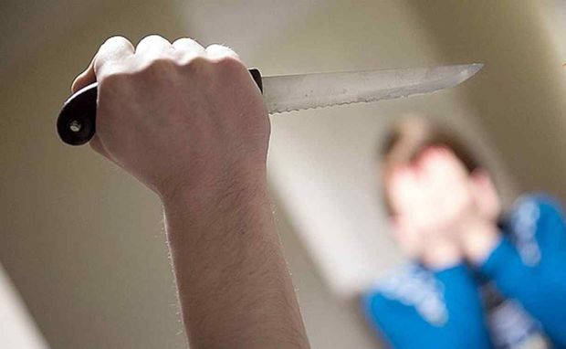 Azərbaycanda kişi arvadını bıçaqladıqdan sonra özünü asdı