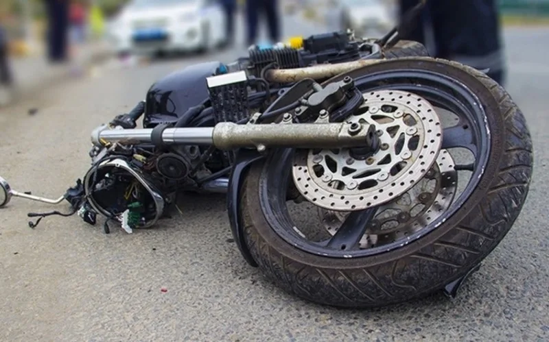 Bakıda avtomobillə motosiklet toqquşdu - Ölən var