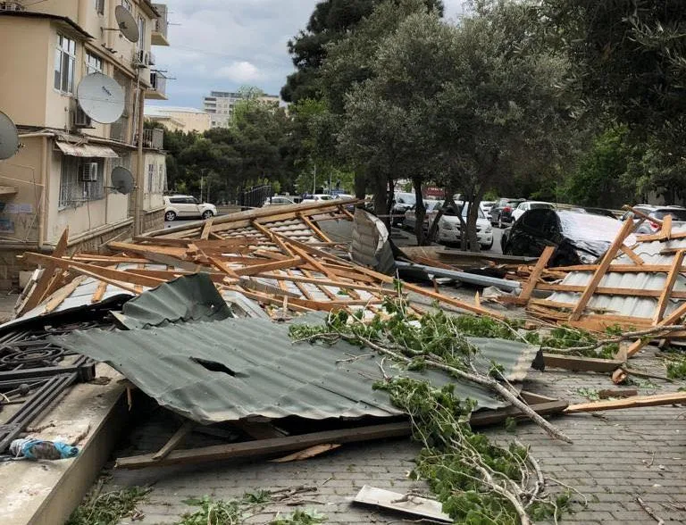 Dam örtüyü uçdu, ağaclar qırıldı, nəqliyyat vasitələrinə ziyan dəydi - FOTO