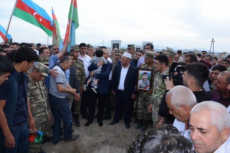 10 ay komada qaldıqdan sonra vəfat edən qazi dəfn edildi - FOTO