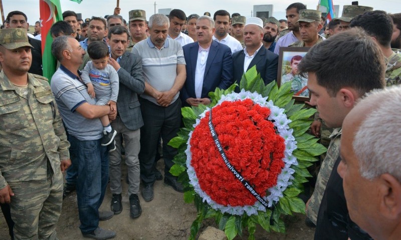 10 ay komada qaldıqdan sonra vəfat edən qazi dəfn edildi - FOTO