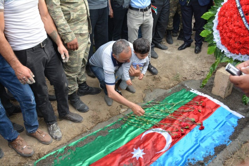 10 ay komada qaldıqdan sonra vəfat edən qazi dəfn edildi - FOTO