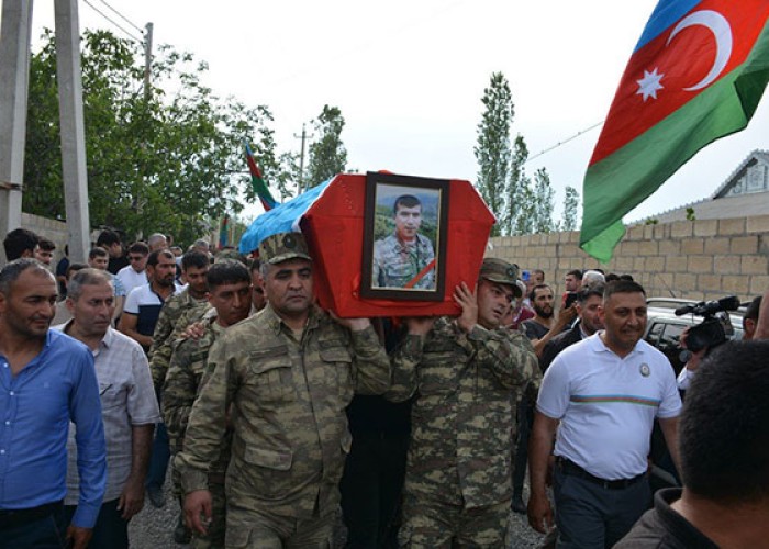 10 ay komada qaldıqdan sonra vəfat edən qazi dəfn edildi - FOTO