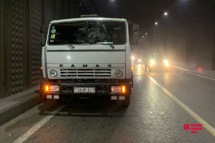 Bakıda yük avtomobilinin qəzası tıxaca səbəb oldu - FOTO