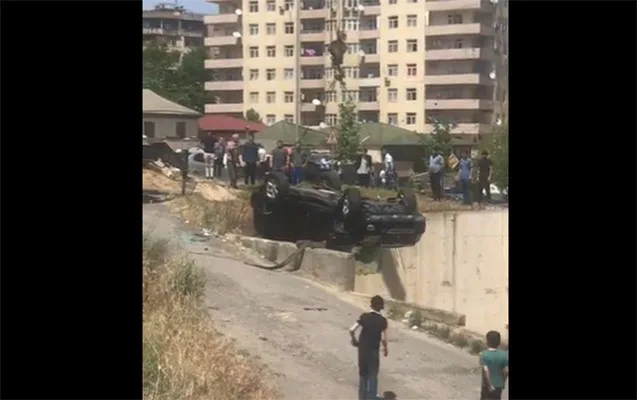 Bakıda avtomobil yoxuş aşağı yuvarlandı - VİDEO