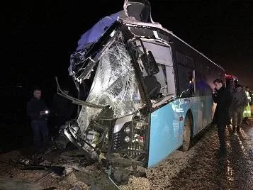 Bakıda avtobus minik avtomobili ilə toqquşdu: ölən var