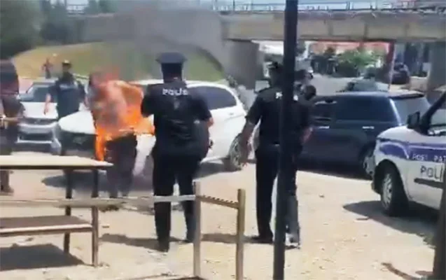Bakıda İNSİDENT - Sevgilisinə görə özünü polis bölməsinin önündə YANDIRDI