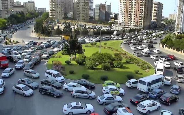 Bakıda körpünün üstündə baş verən qəza sıxlıq yaratdı - FOTO