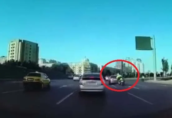 Bakıda yol polisi əməkdaşı motosikletlə qəzaya düşdü - VİDEO