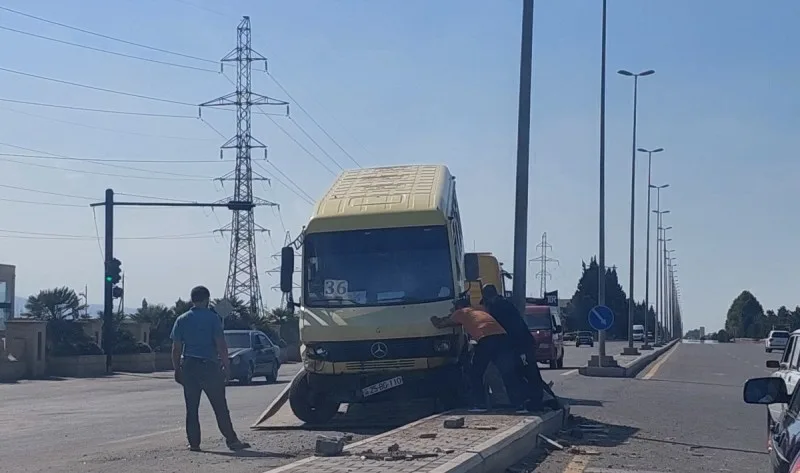 Mikroavtobus minik maşını ilə toqquşdu - FOTO