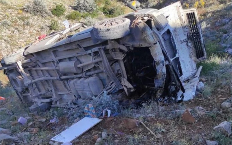 İşçiləri daşıyan mikroavtobus aşdı - Ölənlər və yaralananlar var