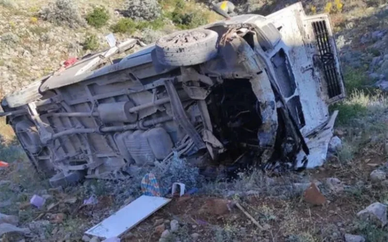 İşçiləri daşıyan mikroavtobus aşdı - Ölənlər və yaralananlar var
