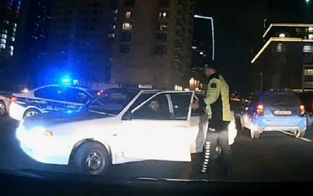Bakıda yol polisi ilə ata-oğul arasında İNSİDENT - Həbs edilən var