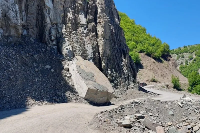 Daşkəsəndə dağ uçqunu oldu - Üç kəndə gedən yol BAĞLANDI