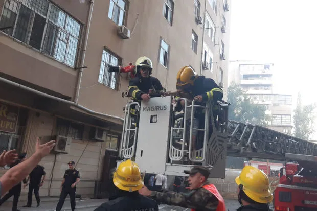 Bakıda yanğın: 7-si uşaq olmaqla 37 nəfər təxliyə olunub - YENİLƏNİB