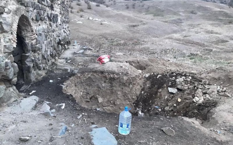 Qızıl tapmaq məqsədilə tarixi abidəni sökmək istəyənlər saxlanıldı