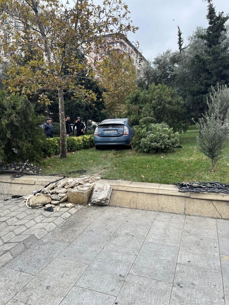 “Prius” parka girdi - VİDEO