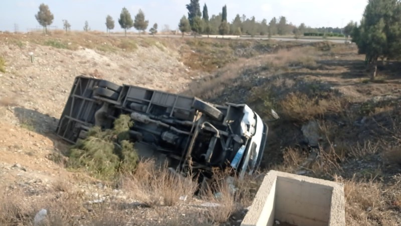 Sərnişin avtobusu aşdı - FOTOLAR