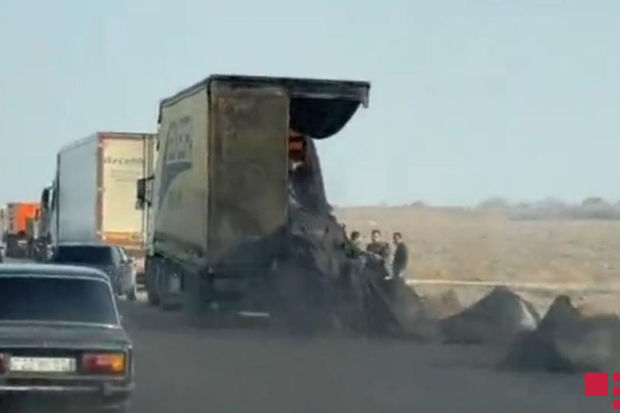 Goranboyda “TIR” “KamAZ”a çırpıldı: Xeyli kömür yola dağıldı