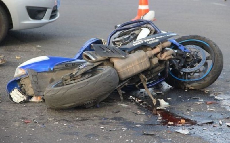 Avtomobil motosikletçini vurdu