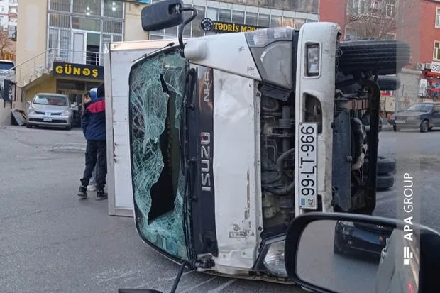 Bakıda yük avtomobili “Prius”la toqquşaraq aşdı: Xəsarət alan var