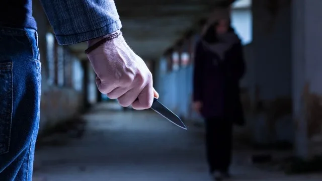 Bakıda DƏHŞƏT: Əvvəl arvadını bıçaqladı, sonra intihar etdi
