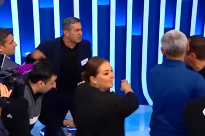 “Xəzər TV”də əlbəyaxa dava - VİDEO
