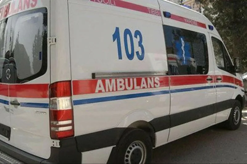 Ucarda təcili tibbi yardım maşını körpdüdən aşdı - Yaralılar var