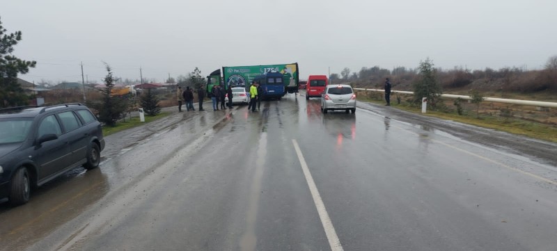Mikroavtobusla yük maşını toqquşdu - Xəsarət alanlar var
