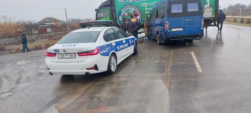Mikroavtobusla yük maşını toqquşdu - Xəsarət alanlar var