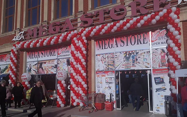 “Megastore”da mühafizəçinin əl-qolunu bağlayıb seyfi apardılar
