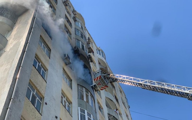 Bakıda yaşayış binasında yanğın oldu