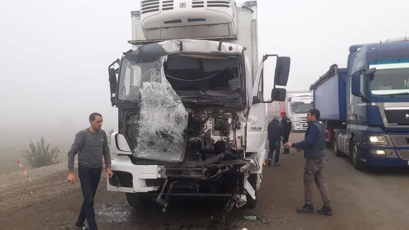 Bakıda yük maşını qəzaya düşdü - FOTOLAR