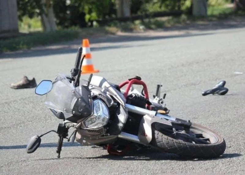 Biləsuvarda motosiklet ağaca çırpılıb - sürücü ölüb